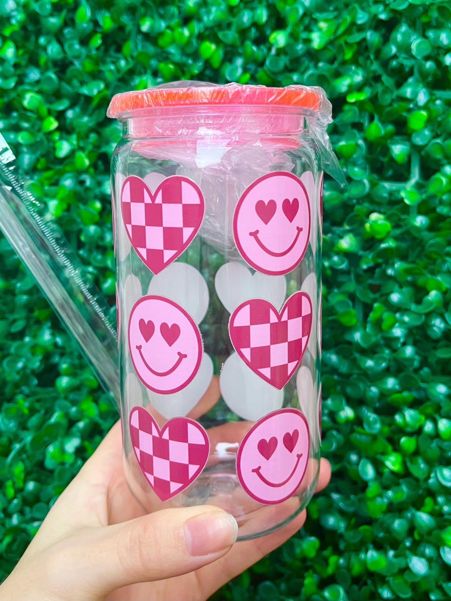 Pink love heart checkerboard valentines smiley face 16oz plastic beer can tumbler cup with coloured lid and reusable plastic straw.