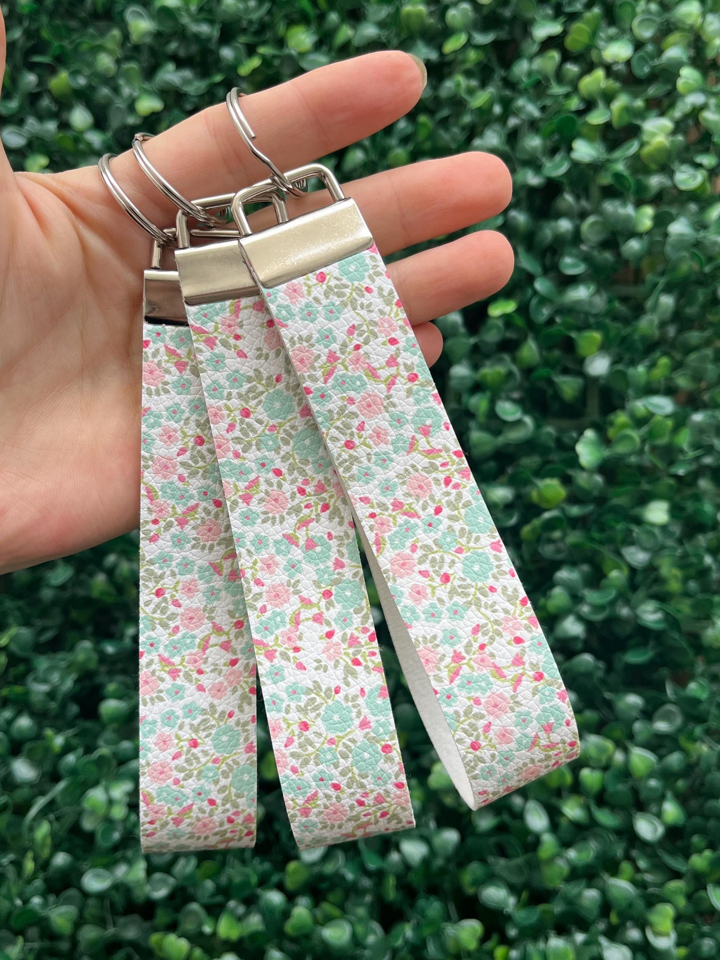 Floral wristlet keyring car key keychain.
