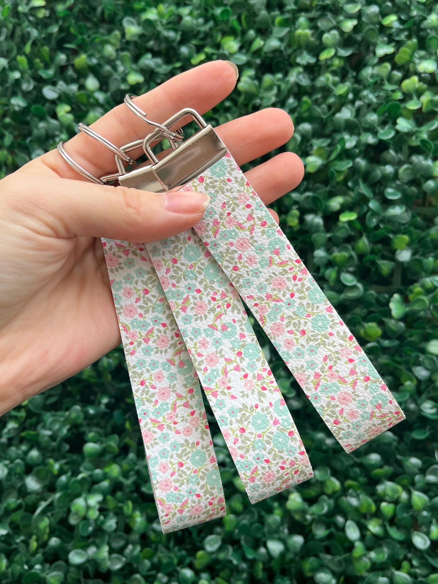 Floral wristlet keyring car key keychain.